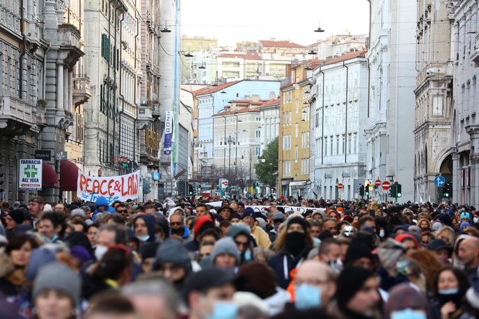 protest Trst proti covidnemu potrdilu 06112021 |  Oblasti so zaman pozivale zbrane, naj nosijo zaščitne maske in ohranjajo medsebojno razdaljo. | Foto Reuters