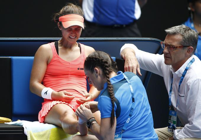 Lauren Davis so v tretjem nizu ovirale težave s prsti na nogi. | Foto: Reuters