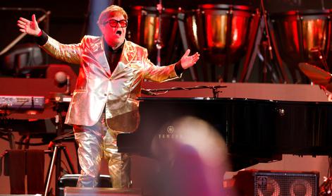 Elton John se je z velikim spektaklom poslovil od Britancev #foto