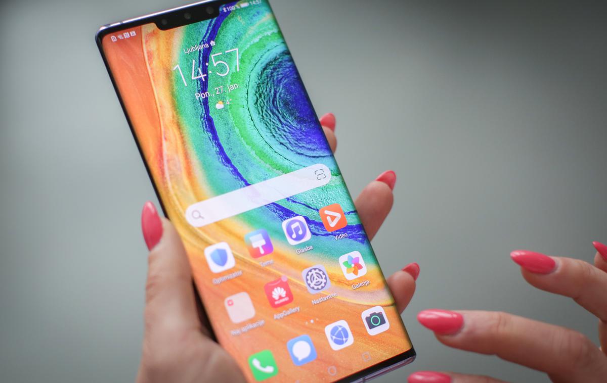 Huawei Mate 30 PRO | Pametni telefoni serije Huawei Mate 30 (na sliki Pro) so bili prvi, ki niso smeli imeti Googlovega programja - a (bolj ali manj uspešnih) nadomestnih rešitev in premostitev je vedno več. | Foto Bojan Puhek