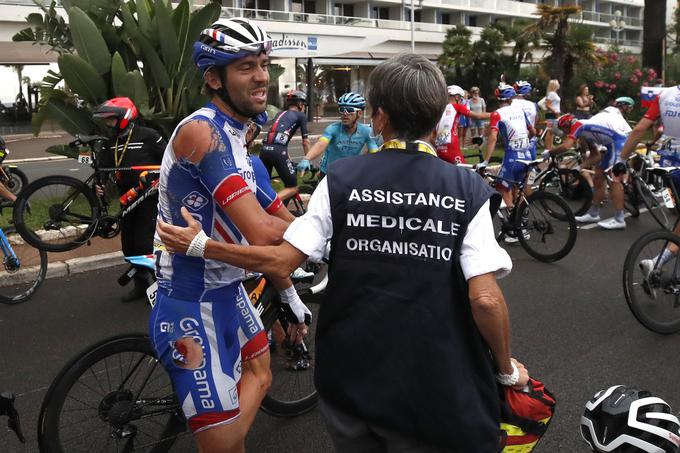 Tudi Thibaut Pinot, veliki francoski up za odmevnejšo uvrstitev v skupni razvrstitvi Toura, je bil udeležen v skupinskem padcu tri kilometre pred ciljem, kjer je bila dirka iz varnostnih razlogov nevtralizirana. To pomeni, da imajo vsi kolesarji v tem območju  isti čas kot zmagovalec etape. | Foto: Reuters