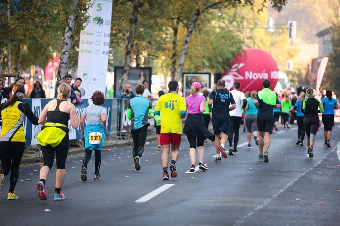 Ja, seveda hoja in tek. Pri nas, v Sloveniji, kjer smo nadpovprečni športni zagrizenci, se običajno pojmuje, da tisti, ki gredo na tekaško prireditev, v tekaškem ritmu in (svojem) tempu pretečejo celotno razdaljo od štarta do cilja | Foto: Sandi Fišer