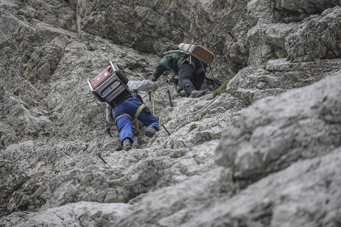 Tehnični ekipi markacistov je bila v veliko pomoč tudi helikopterska enota Slovenske vojske, ki je na delovišče pripeljala kar tono materiala in opreme, ki so jo markacisti morali sami spraviti v steno. | Foto: Mediaspeed