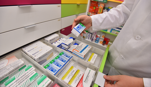 Ostala je brez kontracepcije. Farmacevtka se je odločila za ugovor vesti.