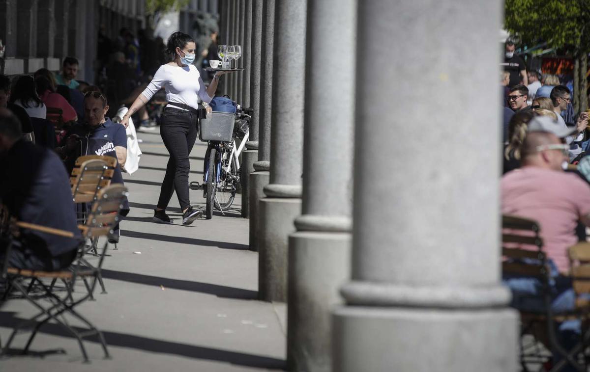 Lokali | Do 30. junija je na voljo povračilo celotnega izplačanega nadomestila plače za zaposlene, ki zaradi odrejene karantene ne morejo opravljati dela in jim ni mogoče organizirati dela na domu. | Foto STA