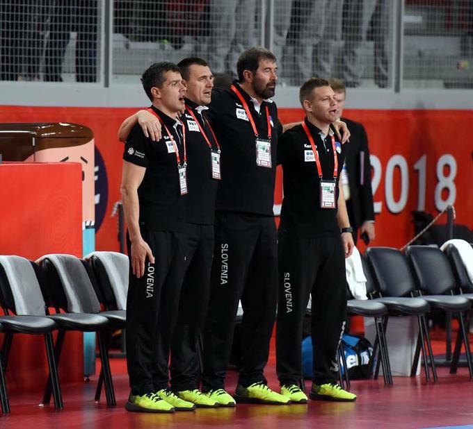 Uroš Mohorič (direktor reprezentance), Uroš Šerbec (pomočnik selektorja), Veselin Vujović (selektor) in Žan Rant Roos med slovensko himno ob robu igrišča. | Foto: Osebni arhiv