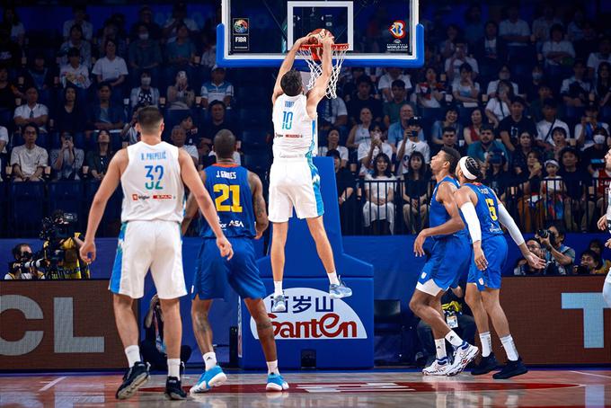 Mike Tobey je tekmo odprl z zabijanjem. | Foto: FIBA