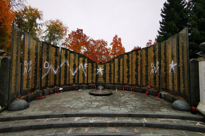 spomenik | Oskrunili so spomenik padlim domobrancem na ljubljanskih Žalah. | Foto Bralec