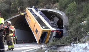 Dramatična nesreča avtobusa: pred predorom ga je zavrtelo #video