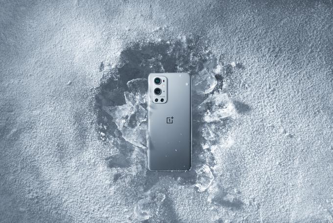 One Plus 9 Pro ima v primerjavi s svojim najbližjim sorodnikom eno telefoto kamero več. | Foto: OnePlus