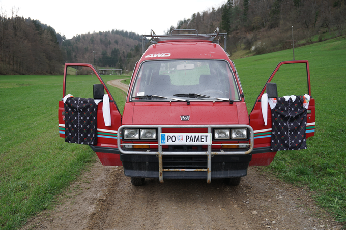 Subaru sumo je sicer znan tudi pod imeni libero, sambar, domingo, kot subaru serije E ... Ima pogon na vsa štiri kolesa, dolg je približno tri metre in pol ter širok okoli metra in pol.  | Foto: Društvo SLOWenc