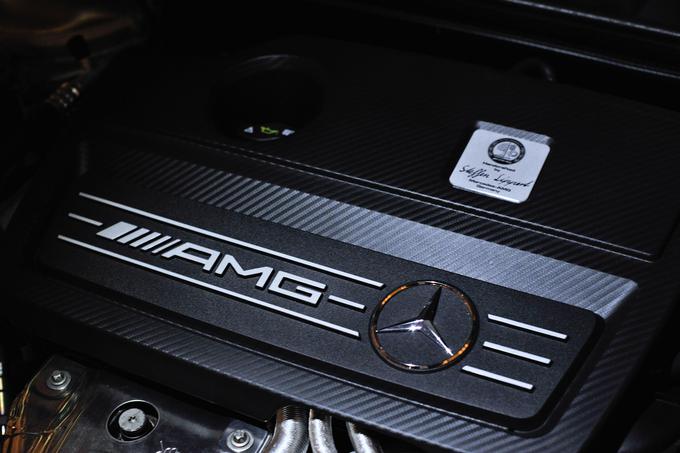 CLA AMG poganja prisilno polnjeni štirivaljnik z neposrednim vbrizgom. Odzivnost motorja je zelo dobra, izbira voznih programov sport, sport + ali RACE pa sproži elektronsko sprostitev loput v izpušnem sistemu. Rezultat je glasno in rezko kovinsko pokanje.  | Foto: Ciril Komotar