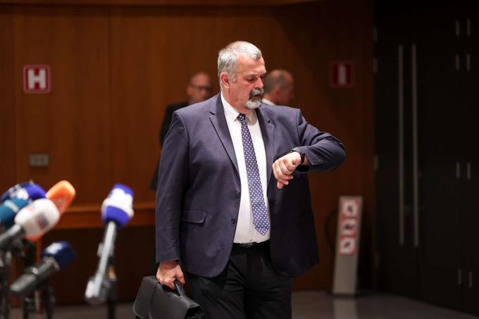 Predrag Baković (SD) je premierju zastavil vprašanje v zvezi s prodajo slovenskega lesa v tujino. | Foto: STA/Katja Kodba