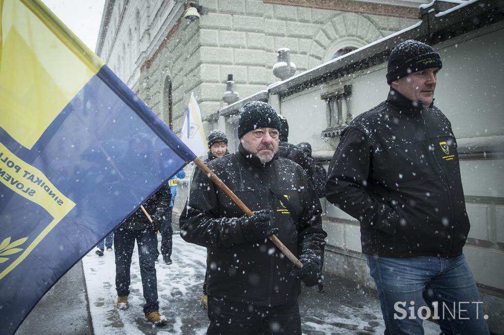 protest policistov pred vlado