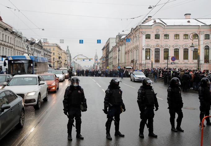 Putin se mora zadnje dneve spopadati z množični protesti, ki so v več mestih izbruhnili po aretaciji Navalnega.   | Foto: Reuters