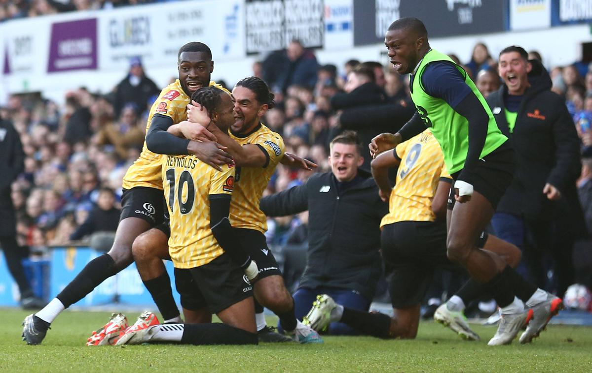 Maidstone United | Maidstone United je polprofesionalni nogometni klub, ki igra v šesti ligi, a se je v pokalu FA prebil med 16 najboljših! V soboto je v gosteh izločil drugouvrščenega drugoligaša Ipswich Town. Razmerje strelov na gol je bilo 38:2 za gostitelje, Maidstone pa je oba pretopil v zadetek! | Foto Guliverimage