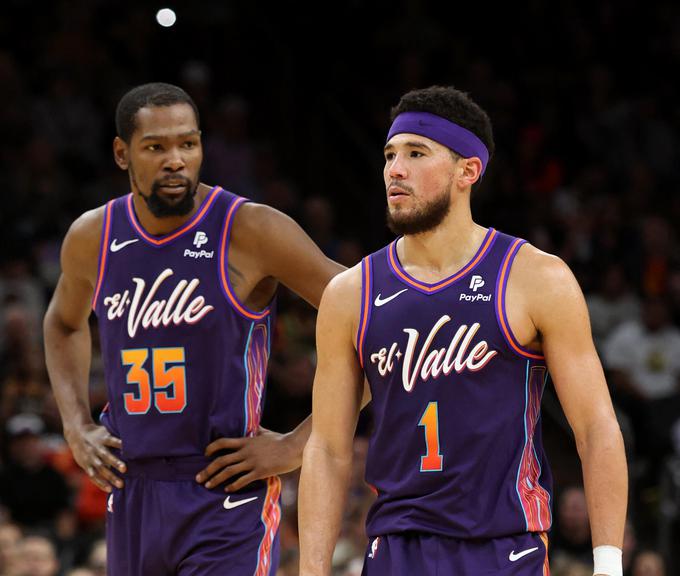 V Phoenixu je Kevin Durant dosegel 28 točk, Devin Booker pa 27. | Foto: Reuters