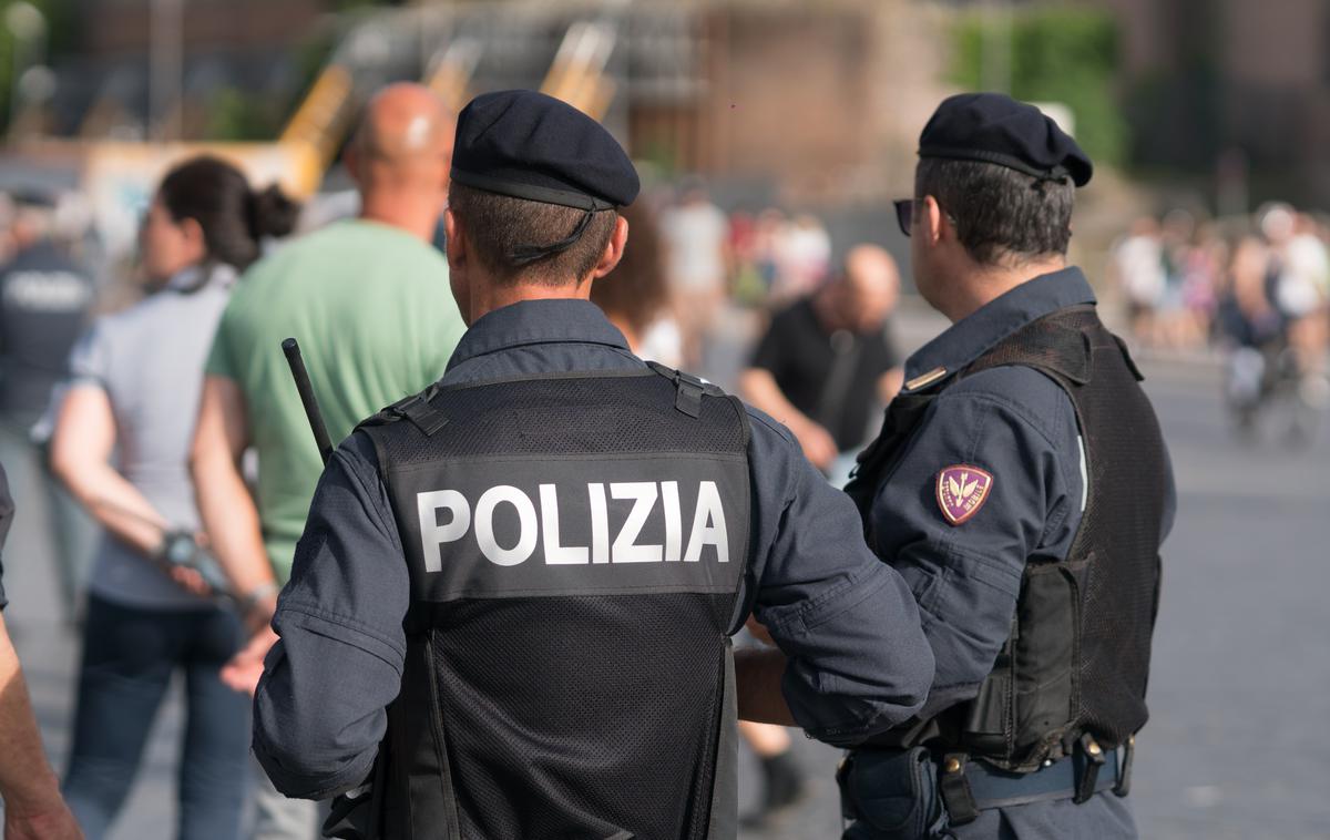 Italijanska policija | Moški je po navedbah italijanskih medijev storil samomor. Fotografija je simbolična.  | Foto Shutterstock