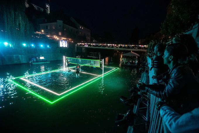 Izjemen dogodek so sklenili nekateri najboljši slovenski pari odbojke na mivki, in sicer najprej dekleta, Jelena Pešić in Ana Skarlovnik proti Katarini Fabjan in Klari Kregar. Kot zadnji pa so na gladino Ljubljanice stopili še fantje, Danijel Pokeršnik in Jernej Potočnik ter Črt Bošnjak in Gašper Plahutnik. | Foto: Grega Valančič/Sportida