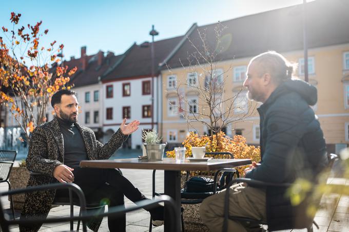 V Maribor se je priselil pred petimi leti. Njegova srčna izbranka je Mariborčanka, dela pa v družinski restavraciji Fudo v samem središču mesta. ''Hitro sem se navadil na Maribor. Všeč mi je, ne bi ga zamenjal,'' je zadovoljen s kakovostjo življenja v mestu ob Dravi. | Foto: Jure Banfi/alesfevzer.com