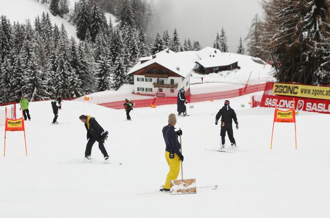 Na nekaterih delih je čez noč zapadlo več kot 25 centimetrov snega, ki so ga od 2. ure zjutraj odstranjevali s proge. | Foto: Guliverimage/Vladimir Fedorenko