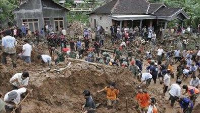 Plazovi v Indoneziji zahtevali življenja najmanj 77 ljudi