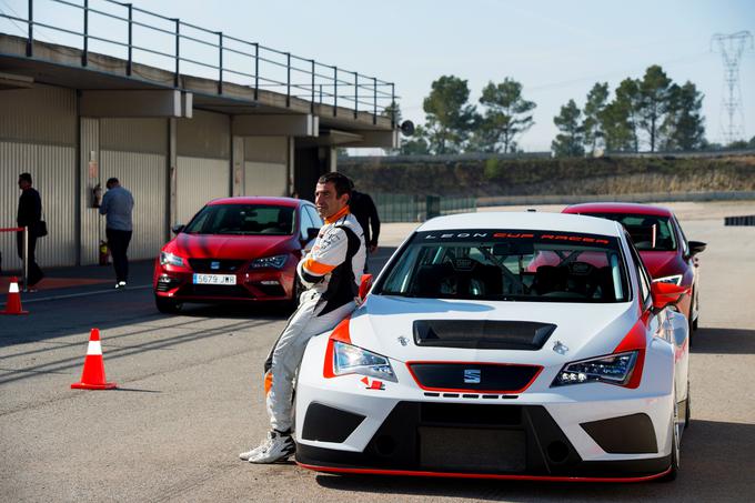 Leon cupra je tudi tehnični temelj za pokalni dirkalnik nove generacije: seat leon CUP EVO 17. Motor v njem doseže 350 "konjev", menjalnik pa je lahko DSG ali pa še ostrejši sekvenčni. Nova generacija tega dirkalnika ima izboljšane zavore ter njihovo krmilno enoto (ABS) in novo programsko opremo sistema ESC. Dirkaški stezi se seveda prilagaja tudi z karoserijskimi dodatki, ki mu omogočajo boljši aerodinamični oprijem v hitri kombinaciji zavojev. Ta stroj nam je držal tempo in idealno linijo skozi zavoje tehnično zahtevnega, a vozniško res sila zabavnega dirkališča Castelloli blizu Barcelone. | Foto: Seat