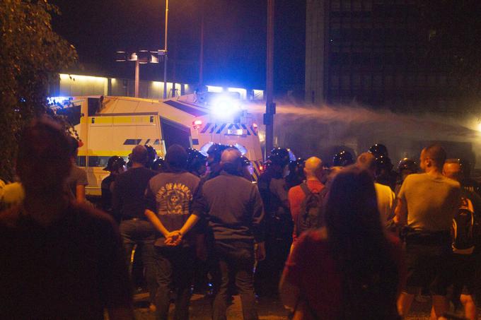 Nasilni protesti proti ukrepom vlade. | Foto: Bojan Puhek