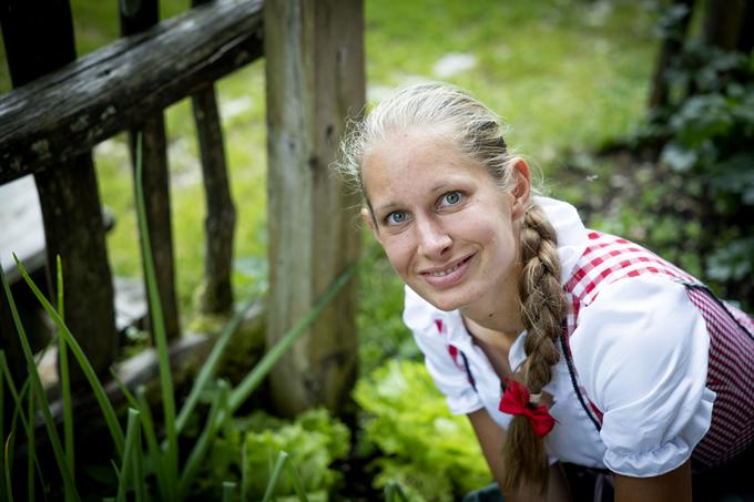 Metka si zjutraj rada vzame čas za dihalne vaje in meditacijo. Je odlična poznavalka planinskih rož, iz katerih pripravlja čaj. Ko smo se skupaj sprehodili do planine Viševnik, naju je s fotografinjo podučila o divjem regradu, ki si ga z Blažem rada privoščita. Pred kočo ima tudi vrt, na katerem ji zelenjava odlično uspeva, če pridelkov le ne pojedo krave.  | Foto: Ana Kovač