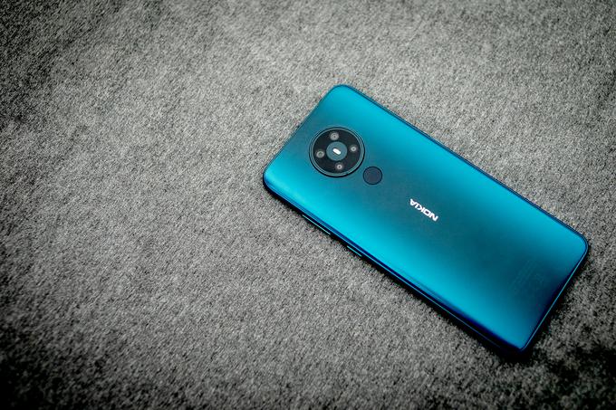 Na ohišju pametnega telefona Nokia 5.3 ni kovine in ni stekla, temveč je, kakor je za telefone tega razreda običajno, plastika, a kljub temu ta telefon nima cenenega videza. | Foto: Ana Kovač