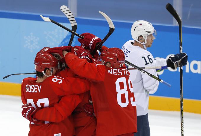 Rusi so v drugi tretjini povsem povozili Slovence. V štirih minutah so vodstvo 2:0 zvišali na 5:0, vmes pa zapravili še kazenski strel. | Foto: Reuters