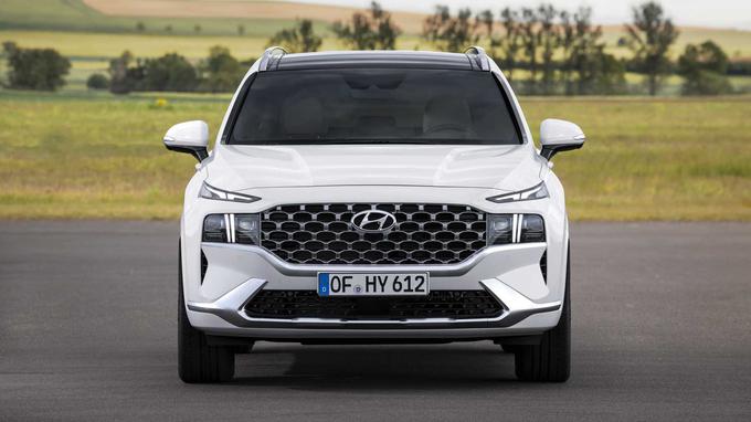 Žarometa sta skrita ob robovih maske hladilnika. | Foto: Hyundai