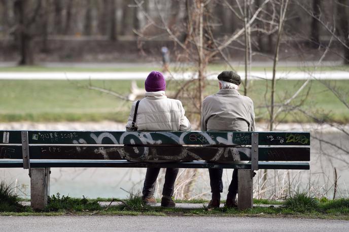 upokojenci | Primer upokojenca: za omrežnino v mesecu oktobru je plačal 5,27 evra, v naslednjem mesecu pa neverjetnih 59,66 evra. | Foto Guliverimage