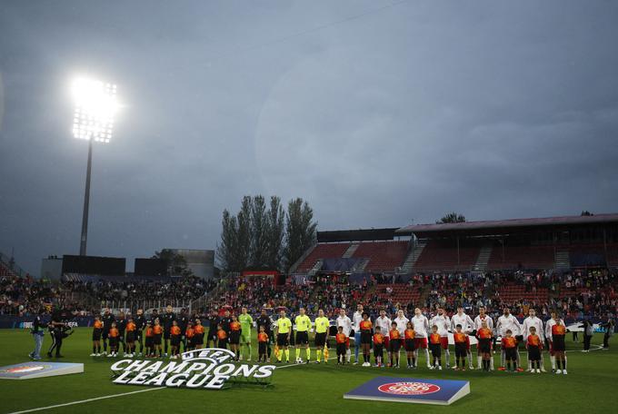 V Gironi je prvič odmevala himna lige prvakov. Nogometni praznik v katalonskem mestu je najprej skazilo deževno vreme, nato pa so gostiteljem pokvarili načrte še nogometaši Feyenoorda.  | Foto: Reuters