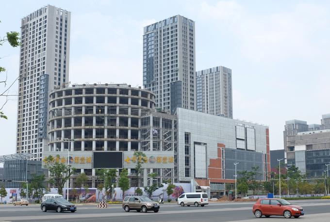 New South China Mall (Dongguan, Kitajska). S 659.600 kvadratnimi metri je največji na svetu po površini. Odprli so ga leta 2005, zaradi slabega obiska (predvidevajo, da zaradi previsokih cen za kitajski standard) pa je dobil vzdevek največje nakupovalno središče duhov. V njem najdemo repliko Slavoloka zmage in beneških vodnih kanalov z gondolami. Ima tudi notranje-zunanji vlakec smrti. | Foto: Reuters