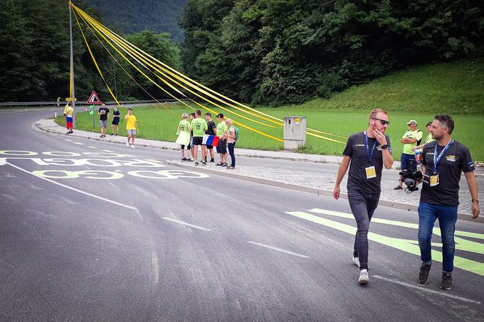 Nizozemca sta posnela tudi bučen in barvit sprejem, ki so ga Rogliču v petek, na 3. etapi dirke Po Sloveniji, pripravili njegovi sokrajani iz Strahovelj pri Kisovcu blizu Zagorja ob Savi. | Foto: Alenka Teran Košir