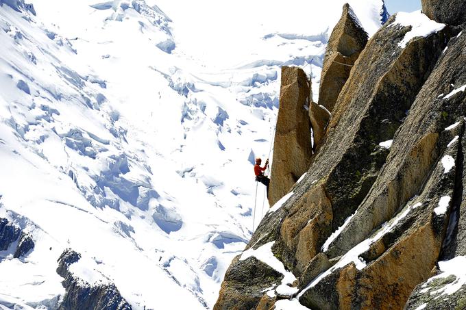 Bližje svetu vertikale bo človek brez gorniških izkušenj težko prišel, tukaj se nekatere smeri končajo praktično na balkonih te izjemne visokogorske postaje.  | Foto: Jure Gregorčič