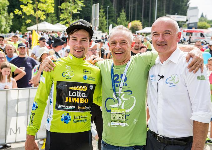 Nekdanji rokometni trener Tone Tiselj na dirki Po Sloveniji v družbi Primoža Rogliča in direktorja dirke Bogdana Finka | Foto: Vid Ponikvar