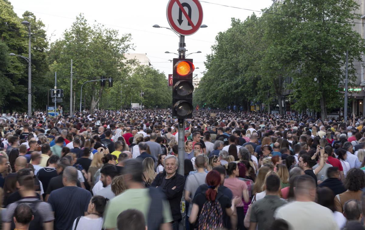 Beograd, protesti, 3/6/23 | Vučić se je na sobotni protest odzval z besedami: "Nekateri ljudje od zunaj ne rušijo Srbije zaradi Vučića, ampak rušijo Vučića zaradi Srbije." | Foto Guliverimage/AP