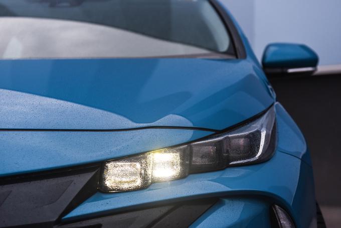 Prius je prva toyota z matričnimi žarometim LED. Hvalimo delovanje in tudi samodejno prilagajanje snopa žarometa. Voznik ima na zaslonu ves čas modro oznako dolgih žarometov (tudi ob delnem vklopu kratkih), kar je lahko moteče. Drugi proizvajalci v tem primeru uporabijo zeleno oznako. | Foto: Gašper Pirman