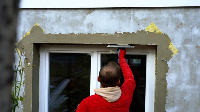 Fasadni sistem je sestavljen iz izolacijskega sloja kamene volne, sledijo dva nanosa lepila in mreža, čez katero nanesejo lepilo in dva milimetra zaključnega sloja. | Foto: Jan Lukanović