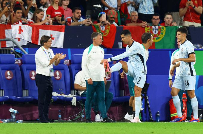 Ronaldo je bil v sredo ob odhodu z igrišča zelo jezen. | Foto: Reuters