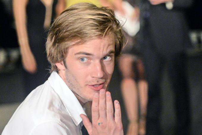 Felix Kjellberg oziroma PewDiePie je v svojih videoposnetkih in nekaterih medijih večkrat razkril, da je precej zadovoljen s svojim življenjem. Služba, če ji tako sploh lahko reče, saj večinoma kriči ob računalniških igrah in (predvsem v zadnjem času) na svoj malce prismuknjen način komentira aktualne dogodke, je sanjska, slava in svetovna prepoznavnost pa mu ne prideta do živega. Z dekletom, ki je prav tako slavna članica YouTuba (Marzia), živi v britanskem obmorskem mestu Brighton, kjer ima mir, saj ga ne ulici prepozna skoraj nihče.  | Foto: Getty Images