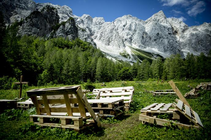 Izlet Okrešelj | Na Okrešlju raste nov planinski dom. Pri PD Celje - Matica načrtujejo, da bi letos izvedli vsa gradbena dela v pritličju in pripravili vse potrebno za postavitev montažnega dela. Čez zimo bodo izbrali izvajalca, kar pomeni, da bi z deli lahko začeli spomladi.  | Foto Ana Kovač