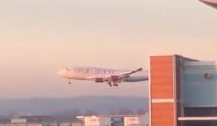 Na londonskem Gatwicku zasilno pristal jumbo jet (video)