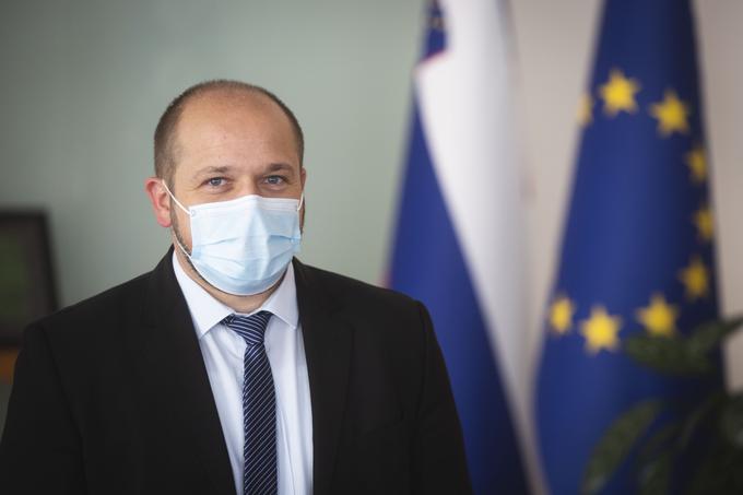 "To je neka družbena zaveza, ki nam vsem daje vedenje, da smo odgovorni in hkrati skrbimo drug za drugega," o sistemu PCT pravi minister za zdravje Janez Poklukar. | Foto: Bojan Puhek