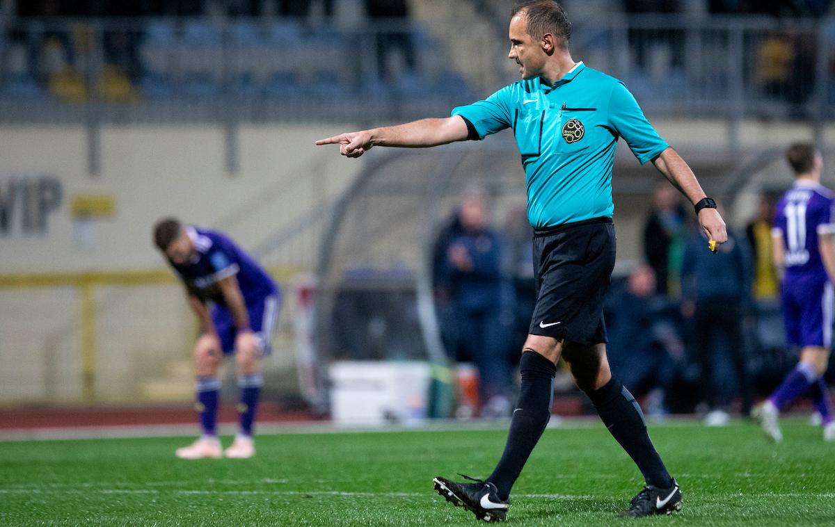 Andrej Žnidaršič | Sodnik Andrej Žnidaršič na sredini tekmi v Domžalah ni navdušil Mariborčanov. | Foto Urban Urbanc/Sportida