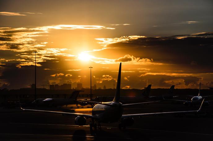 Letalo, potniško letalo | Pristanek najetega ruskega potniškega letala znamke Boeing ali Airbus z vprašljivim zakonitim statusom bi lahko Kitajsko spravil v kočljiv položaj, zato je sprejela preprostejšo odločitev in jim enostavno prepovedala vstop v kitajski zračni prostor. | Foto Unsplash