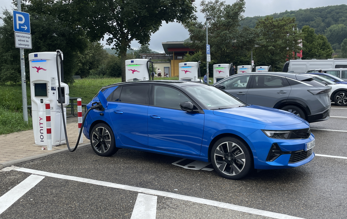 Opel astra electric Frankfurt Ljubljana | Električna opel astra med potjo iz Russelsheima v Ljubljano. | Foto Gregor Pavšič