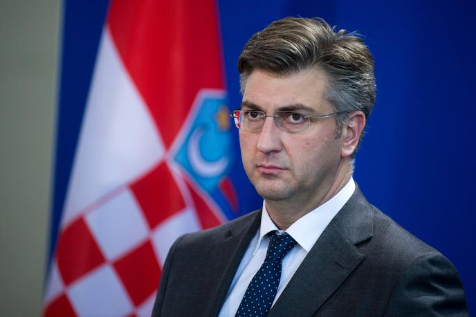 Andrej Plenković | Hrvaški premier Andrej Plenković je spomnil, da morajo države članice, ki želijo uvesti nadzor na notranji meji schengna, pred uvedbo ukrepa obrazložiti, v kolikšni meri bo odločitev zmanjšala varnostno grožnjo. Ob tem se morajo posvetovati tudi s sosedami, na katere se nanaša mejni nadzor. | Foto Guliverimage